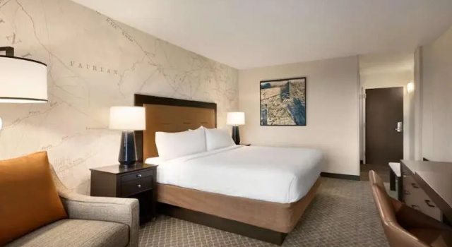 Полулюкс DoubleTree by Hilton McLean Tysons