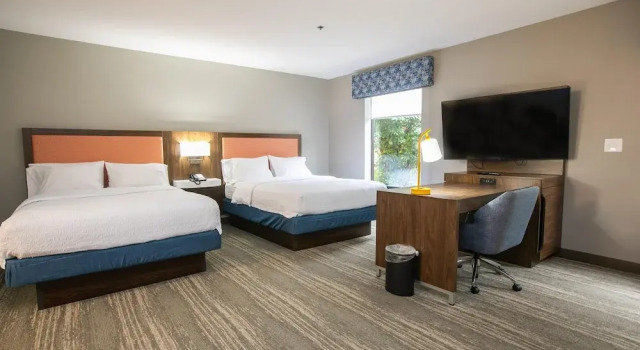 Четырёхместная студия Hampton Inn & Suites Wilder