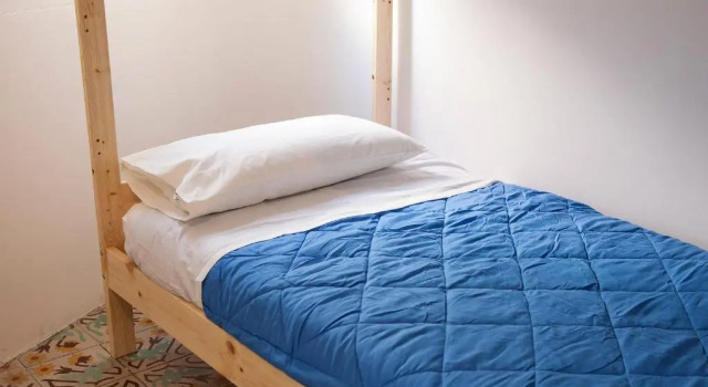 Кровать в общем номере Hostel Bed in Girona