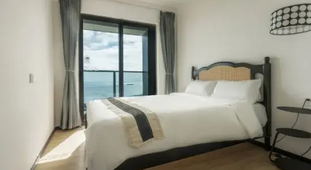 Двухместный люкс с балконом и с красивым видом из окна YURI Seaview Apartment