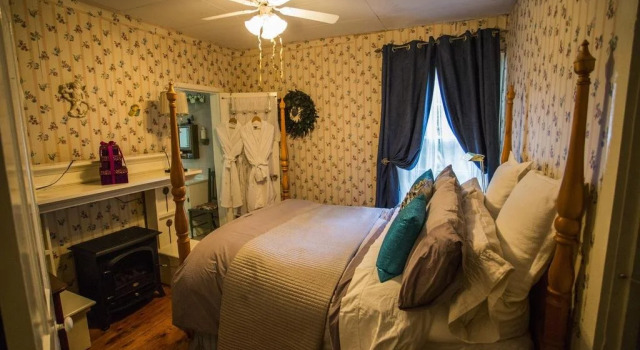 Niagara On The Lake Historic Rental Cottage