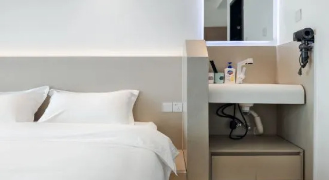 Suite 2 Schlafzimmer mit Balkon und mit Meerblick YuMo hotel