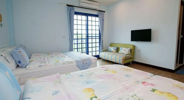 Четырёхместный семейный номер Standard c 1 комнатой с балконом Tao Heung Garden B&B