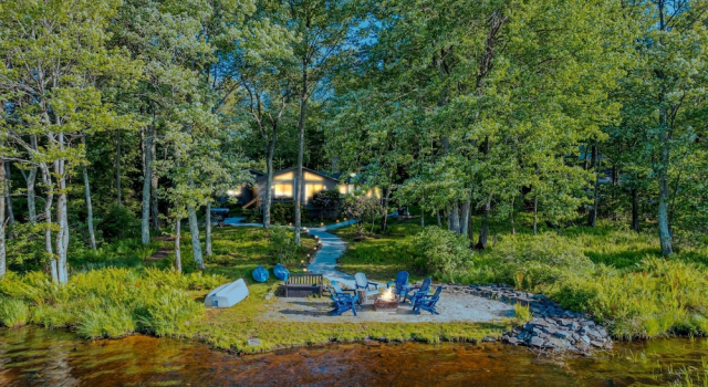 Lakefront Poconos Retreat w Hot Tub Dog Friendly, Book Feriehus Sommerhuse i Pennsylvania, Hytte