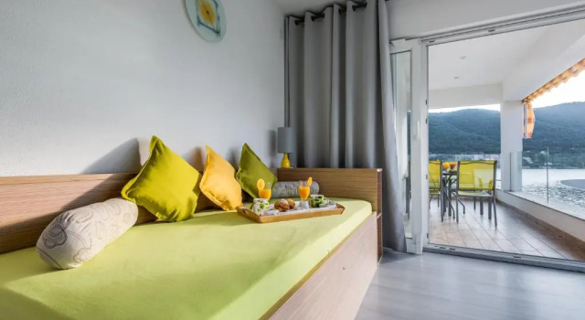 Апартаменты c 1 комнатой с балконом и с видом на море Holidays Roko - Sea View Apartments with Pool