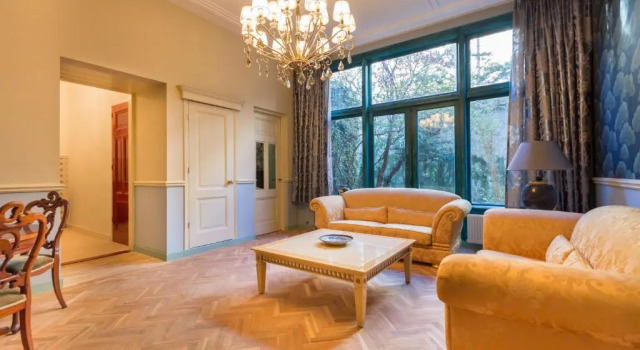 The Royal Suite Ii