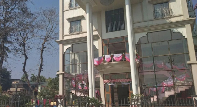 OYO 27907 Greater Kailash The Palace, Buchen Sie Hotel Hotels in Westbengalen mit Parkplatz, Parkplätze