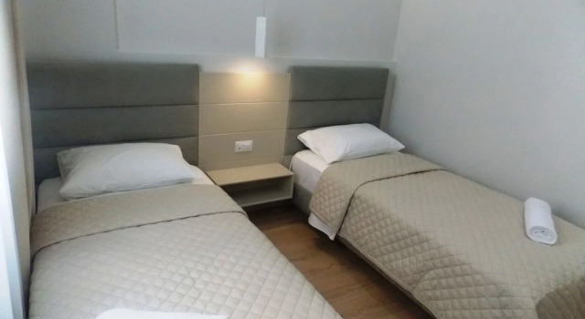 Четырёхместный номер Standard с балконом и с частичным видом на море Hotel Vila Kalcuni Sarande