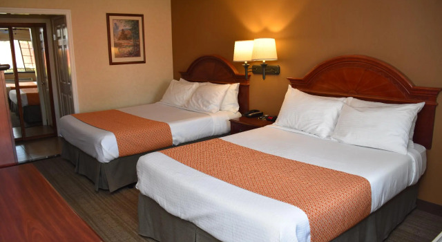 Четырёхместный номер Deluxe Dynasty Suites Redlands