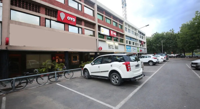 OYO 1100 Hotel Kwality Regency, Rezerwuj Hotel Hotele w Chandigarh Region z parkingiem, Parking