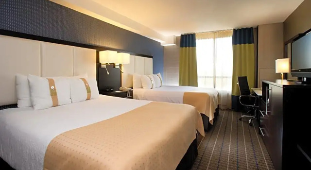 Четырёхместный люкс c 1 комнатой Holiday Inn & Suites Mississauga West - Meadowvale by IHG