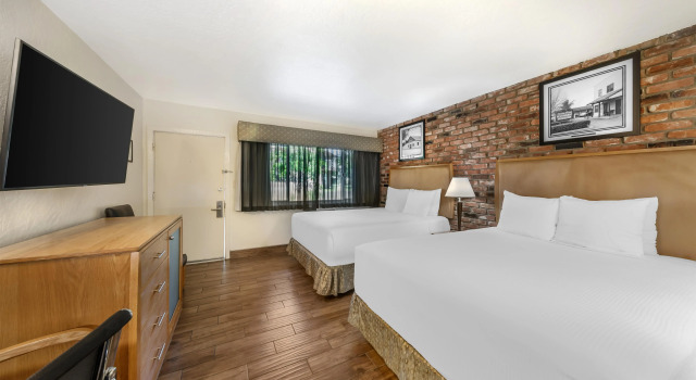 Четырёхместный номер Standard с красивым видом из окна Best Western Pine Tree Motel