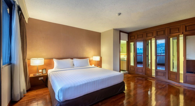 Номер Standard с 3 комнатами с балконом Bandara Silom Suites