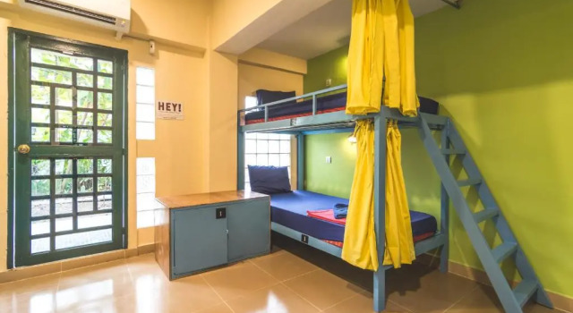 Кровать в общем номере Monkey Republic Kampot