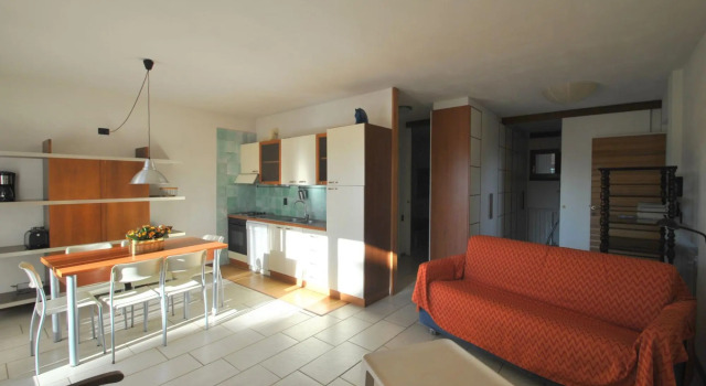 In vacation residence , 40 mt from the sea, apartment for 4-6 people, on the first floor with terrac-Villa Marina - INT. 5 trilo Libeccio