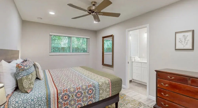 Коттедж Updated House With Enclosed Yard, Patio, Central AC, & Washer/dryer