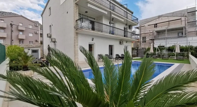 Holiday Home J D-five Bedroom Holiday Home With Outdoor Pool ID Direct Booker 21390, Rezerwuj Hotel Strožanac Split Region