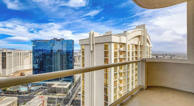 Stunning 1BR Strip Views w Balcony 17701, Buchen Sie Ferienwohnung Apartments in Paradise., Ferienwohnung