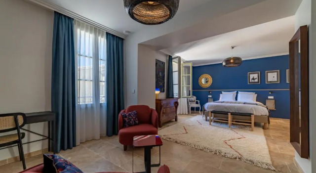 Номер Deluxe MARCELLE EN CAMARGUE - intra muros - piscine et jardin - petit déjeuner compris