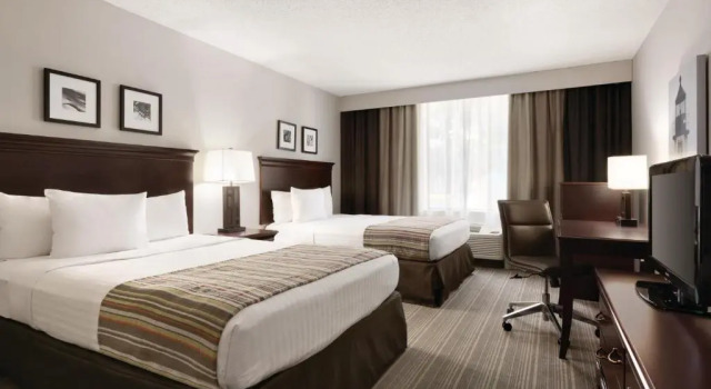 Четырёхместный номер Standard Country Inn & Suites by Radisson, Traverse City, MI