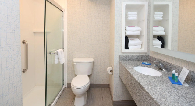 Четырёхместный номер Standard Holiday Inn Express Hotel & Suites Cincinnati Southeast Newport by IHG