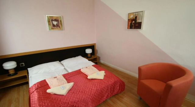 Hotel Hrazany, Rezerwuj Hotel Hotele w Píkovice z basenem, Basen
