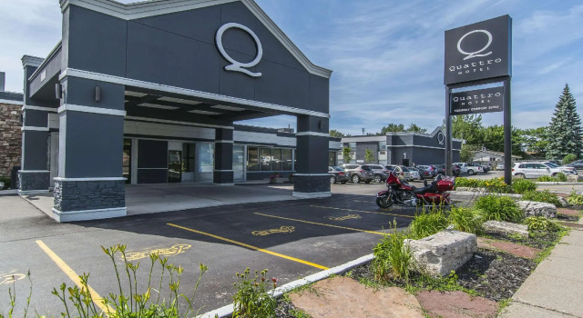 Кровать в общем номере Quattro Hotel & Conf Centre, an Ascend Collection Hotel