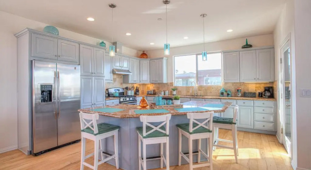 Spacious 4BR, Rooftop Deck, Fire Pit, Steps to Shore, Buchen Sie Hotel Oxnard Kalifornien, in der Nähe von Oxnard State Beach