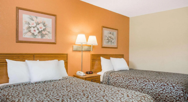 Четырёхместный номер Standard Days Inn by Wyndham Childersburg