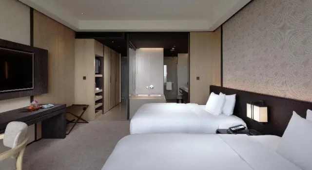 Четырёхместный номер Standard с балконом и с видом на реку Crowne Plaza Tainan by IHG