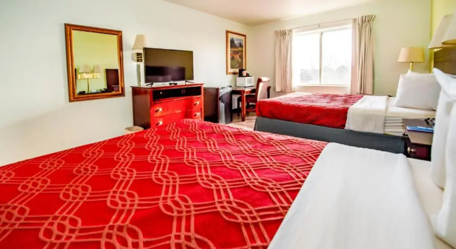 Четырёхместный номер Superior Rodeway Inn Central Colorado Springs