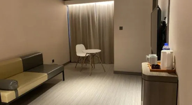 Люкс HanTing Hotel (Zhoukou Xihua)