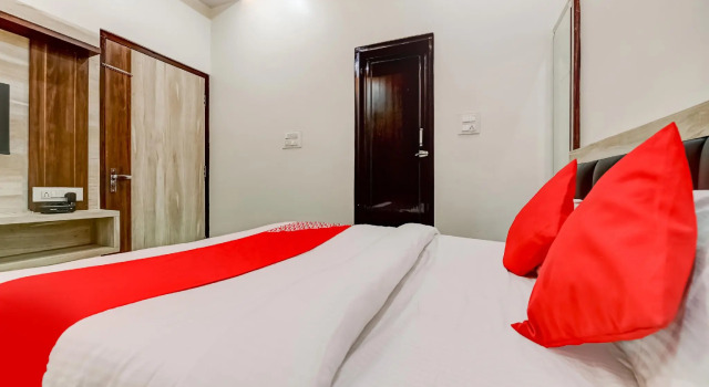 OYO 77121 Hotel Prince Palace, Забронировать Отель Отели штата Раджастхана с парковкой, Парковка