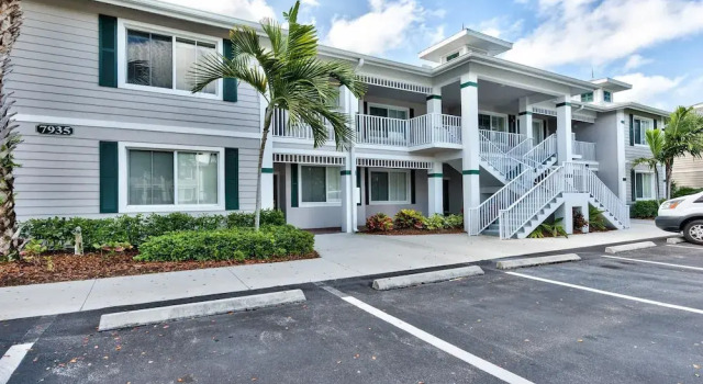 Catina Vacation Rental: Bright 2-BR Condo with Lake Views. Located in Lely Resort with Pool, Hot Tub, and Golf Access. Ideal for Golfers and Beachgoers, Minutes from Naples and Marco Island, Reserva ahora Resort Lely Florida