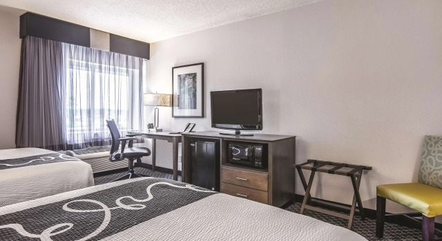 La Quinta Inn & Suites by Wyndham Hartford - Bradley Airport