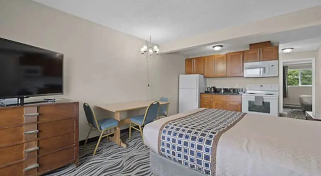 Четырёхместный люкс Astoria Rivershore Motel