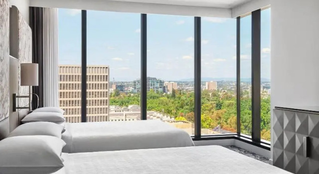 Четырёхместный номер Standard с видом на сад Sheraton Melbourne Hotel
