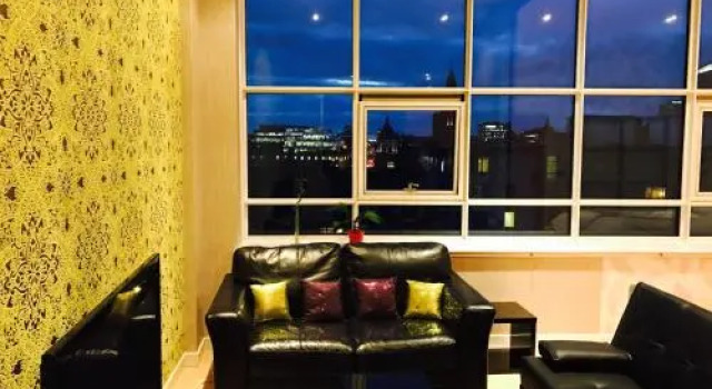 Glasgow City Center Flat with Parking
