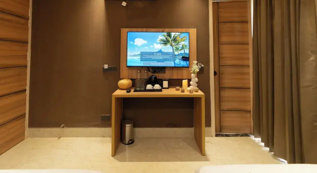 Orsom Stay Rooms with Jacuzzi Sector 53 Gurgaon, Забронировать Отель Гургаон 