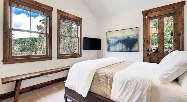 Коттедж с 5 комнатами с балконом Modern 5bdr Right off Main Street w/ Hot Tub Main Street Escape by Avantstay