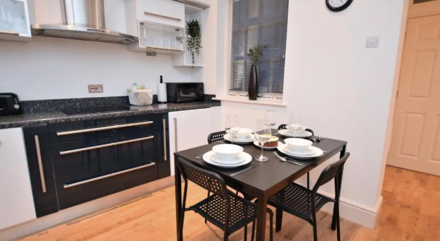 Коттедж Perfect for Uni and City Stays - Modern 2-Bed with Parking