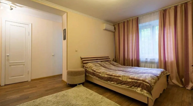 Apartment Nadezhda at Zheltoskan 77/79, Забронировать Апартаменты/квартира Апартаменты Алматы, рядом с Станция метро Алмалы, Апартаменты/квартира