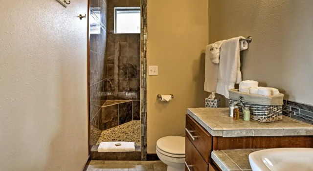 Апартаменты Breezy Lake Chelan Condo w/ Pool & Hot Tub Access!