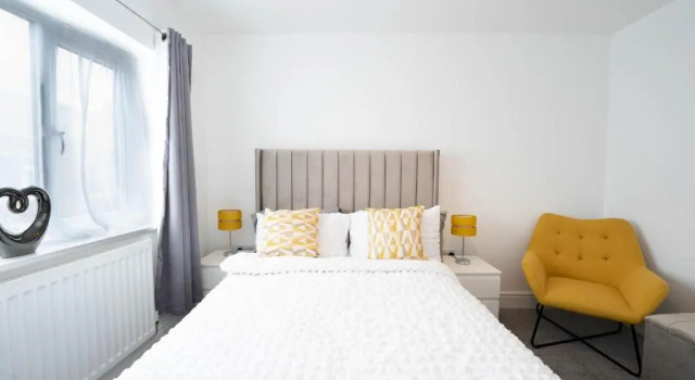 Коттедж Entire Modern Home with Private Parking for 6/8 Persons