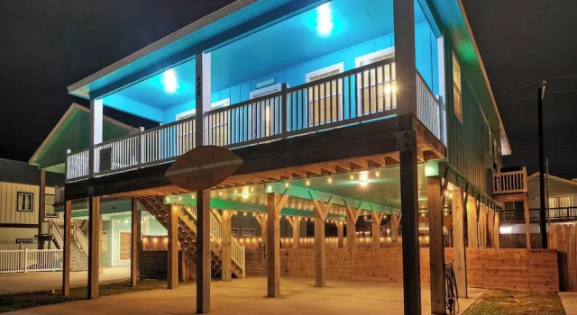 Sleeps 21, 2 Homes 2 Private Pools, Fire Pit, Swing Bar Walk to the Beach, Boek Vakantiehuis Port Aransas 