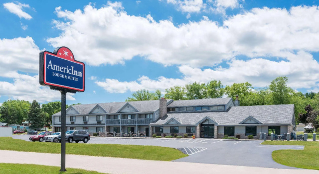 Кровать в общем номере AmericInn by Wyndham Lake City