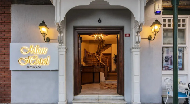 Mom Hotel