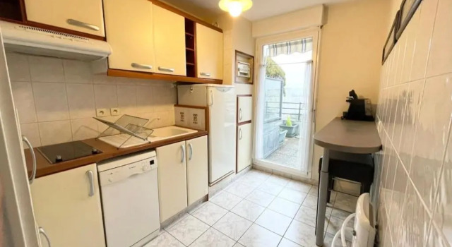 Bel Appartement avec vue sur la grande terrasse, Rezerwuj Apartament Hotele w Rhône z parkingiem, Parking