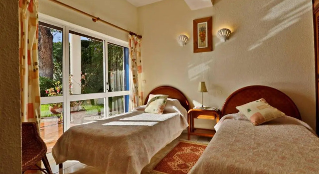 Villa Quadradinhos 3Q 4-bedroom villa with Private Pool AC Short Walk to Praca