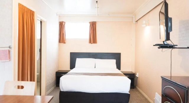 Студия Superior Mayfair Court Motel